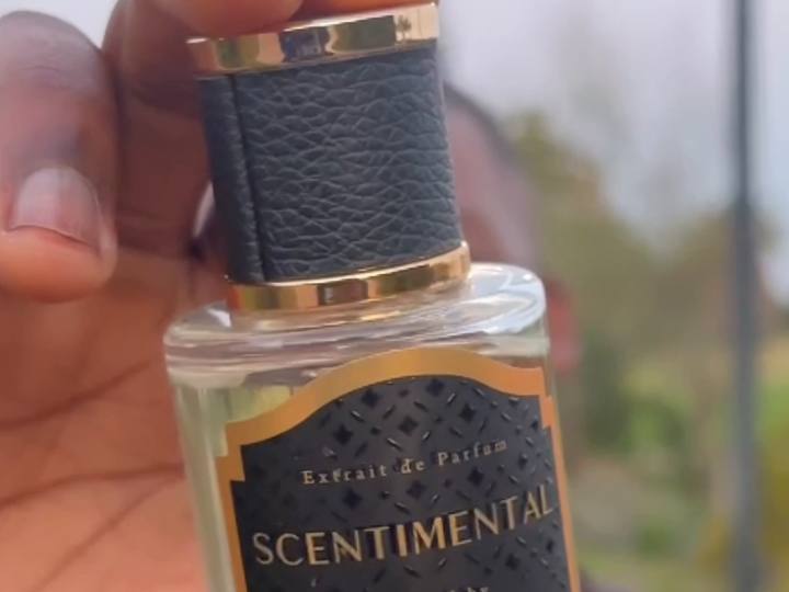 Close-up of the Scentimental Extrait de Parfum label